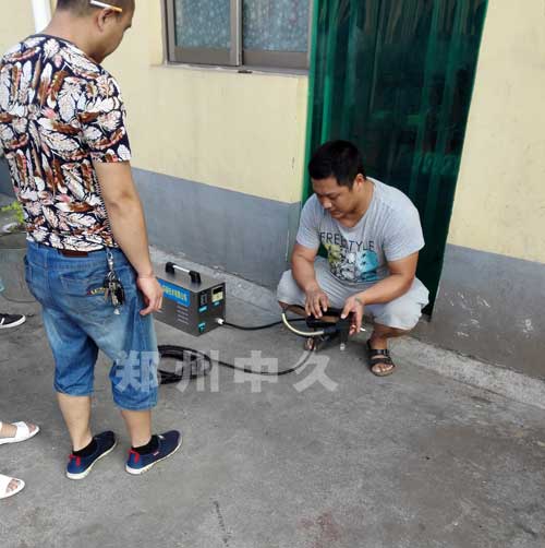 云南客戶考察我廠電加熱蒸汽清洗機(jī)
